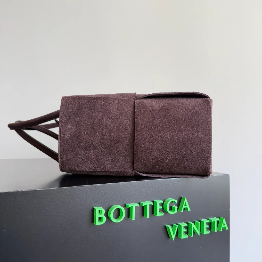 Batch 2320 38cm 𝗕𝗼𝘁𝘁𝗲𝗴𝗮 𝗩𝗲𝗻𝗲𝘁𝗮 ✨Extra large rectangular tote bag Traditional woven elements, Intrecciato woven sheepskin two-tone leather tote handbag, with a small card holder inside and an attachable buckle inside. The whole bag is hand-woven from lambskin. 🌈Only make the most high-end products in the market, welcome to compare Size: 38*25*14cm (large size) Model: 609175 Factory-equipped with a full set of packaging
